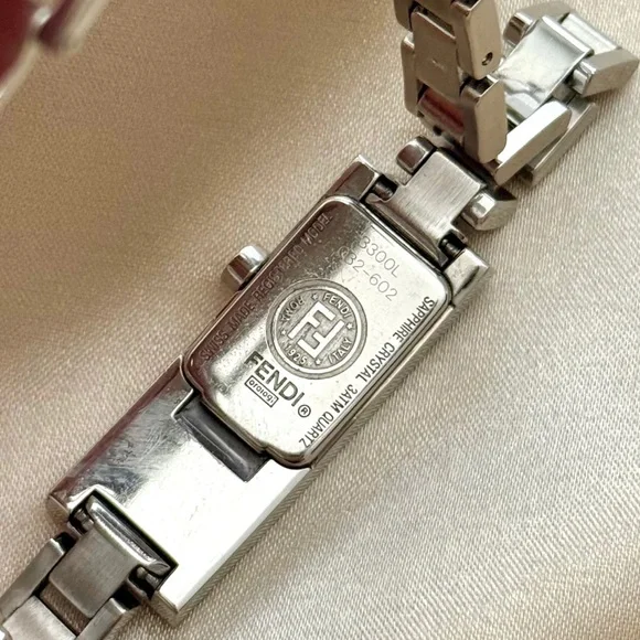 AUTHENTIC VINTAGE FENDI DIAMOND SILVER DAINTY WATCH display picture 2